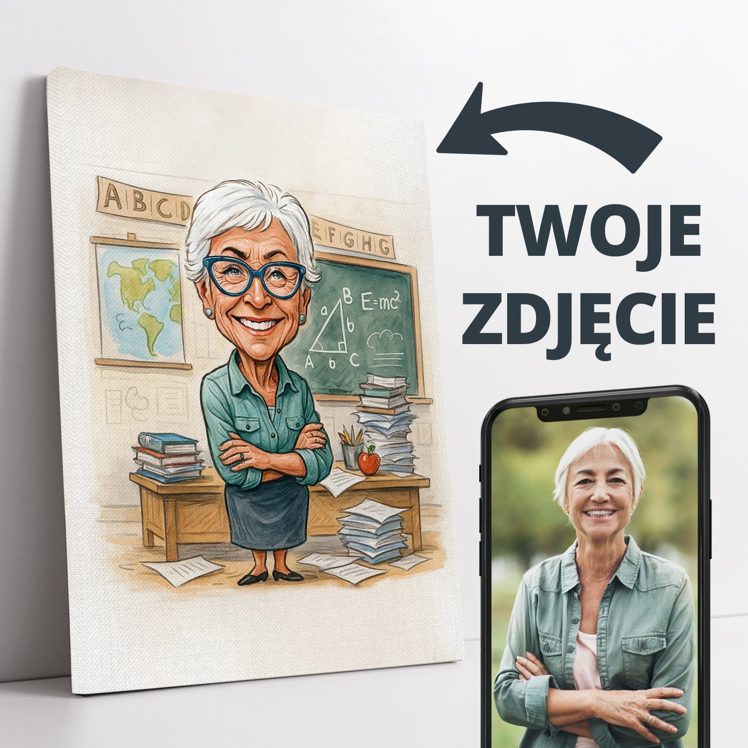 Karykatura na zamówienie przedstawiająca starszą uśmiechniętą kobietę w szkolnej klasie, idealna jako personalizowany prezent na urodziny, prezent dla nauczyciela lub wyjątkowy podarunek z własnego zdjęcia