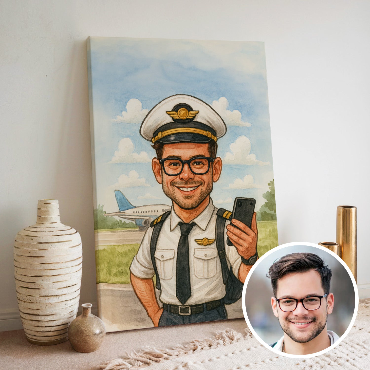 Personalizowana karykatura ze zdjęcia przedstawiająca mężczyznę w mundurze pilota, stojącego przy pasie startowym. Doskonały pomysł na prezent na 18 urodziny dla chłopaka, oryginalny prezent na osiemnastkę, a także kreatywna karykatura na urodziny czy rocznicę dla fana podróży i samolotów.